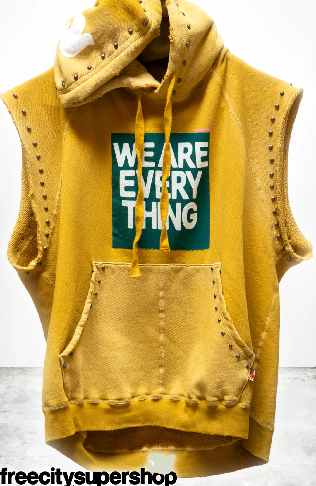 WONDERLAND SUPERYUMM HOMESTUD CUTOFF HOODIE