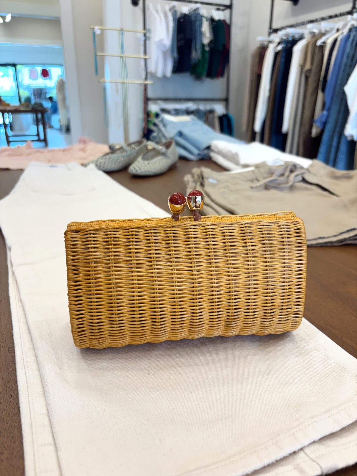 Liz Wk With Red Clasp Wicker Lt Honey